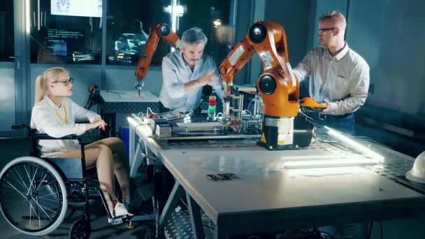 Ingegnere Handicappato Suoi Colleghi Stanno Esaminando Robot — Video Stock