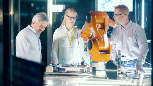 ロボット化された機械と彼らと一緒に働く技術者のグループ 4Kについて — ストック動画