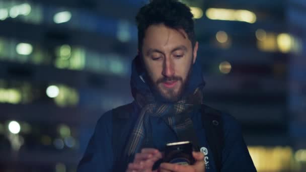 男はスマートフォンで顔をスキャンします データ保護の概念 — ストック動画