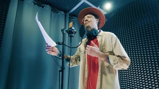 Artista Masculino Está Sendo Gravado Enquanto Canta — Vídeo de Stock