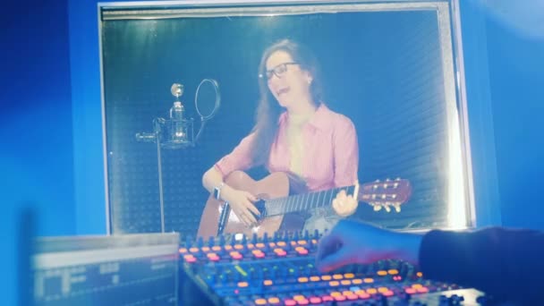 Producteur Sonore Dirige Une Chanteuse Qui Fait Enregistrer — Video