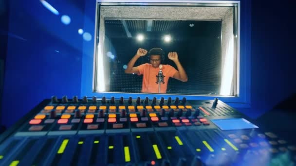 Musikstudio Med Afrikansk Sångare Som Blir Inspelad — Stockvideo