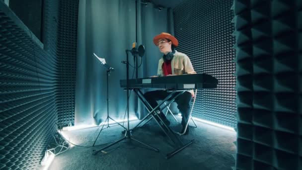 Geluidsdichte Stand Met Een Mannelijke Artiest Die Piano Speelt — Stockvideo