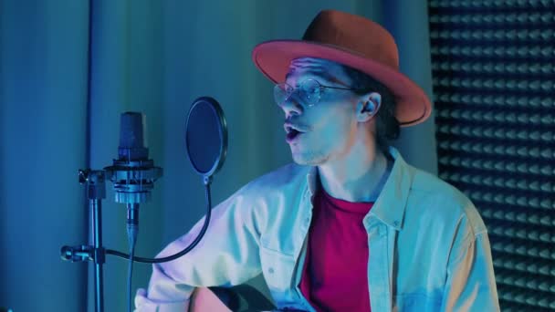 Artista Masculino Está Cantando Tocando Guitarra Estúdio — Vídeo de Stock