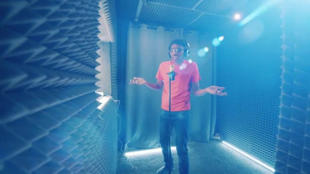 Artista Africano Está Cantando Estúdio Música Prova Som — Vídeo de Stock
