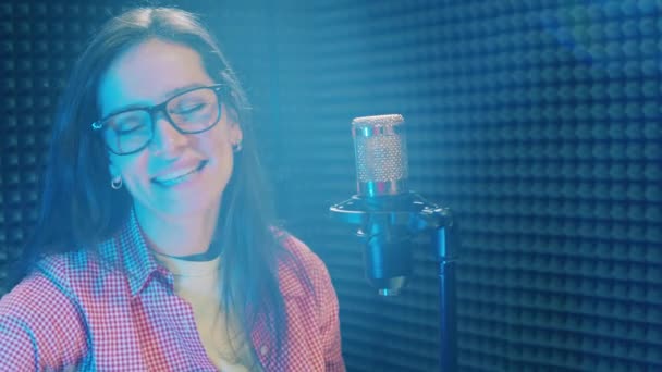 Nahrávacím Studiu Zpívá Nádherná Žena — Stock video