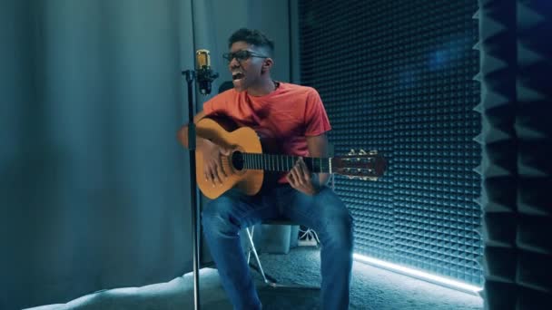 Aufnahmestudio Mit Einem Afrikanischen Interpreten Der Gitarre Spielt — Stockvideo