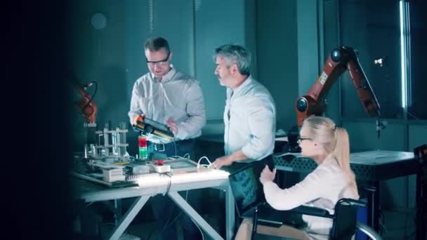 Behinderte Technikerin Und Ihre Mitarbeiter Studieren Roboter — Stockvideo