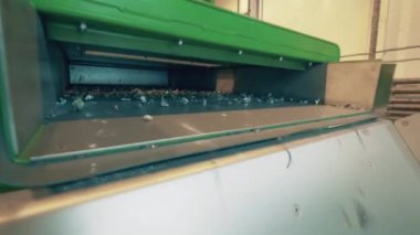 Küçük çöp parçaları taşıyıcıda hareket ediyor. 4K