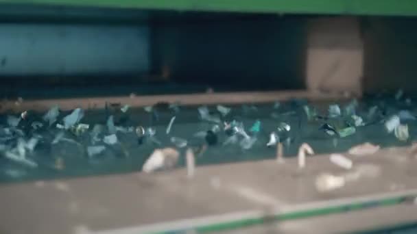 Minuscules Fragments Plastique Fissuré Dans Convoyeur — Video