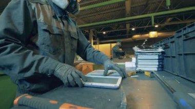 Kusurlu dizüstü bilgisayarlar işçiler tarafından sökülüyor. 4K