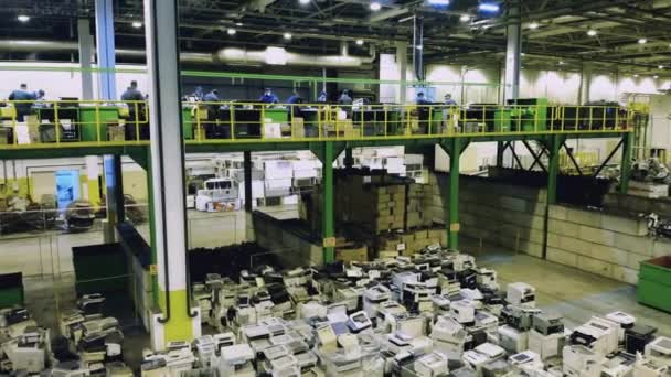 Avfallsplats Med Kasserade Kontorsmaskiner Och Arbetare — Stockvideo