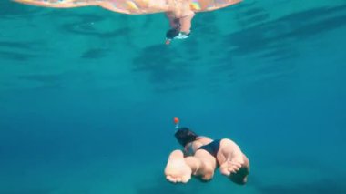 Modern deniz mobiletiyle derin su altı dalışı. 4K