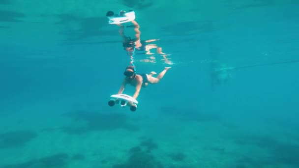 Mergulho Subaquático Profundo Com Scooter Mar Moderno — Vídeo de Stock