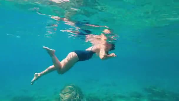 Meisje Dat Snorkelt Onder Water Zwemt Een Vrouw Een Zwempak — Stockvideo