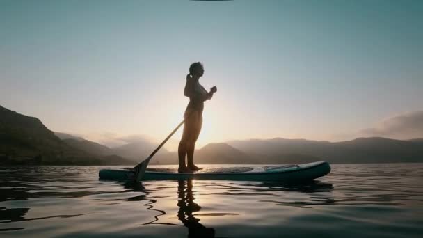 Vrouw Silhouet Het Water Sup Board Peddel Boarding Slow Motion — Stockvideo