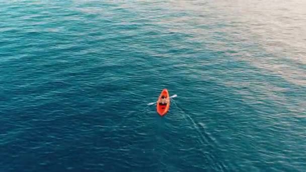 Vista Aérea Del Dron Después Del Kayak Puesta Sol Mar — Vídeo de stock