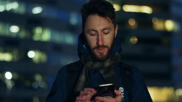 Man Die Het Gezicht Scant Met Een Smartphone Gegevensbeschermingsconcept — Stockvideo