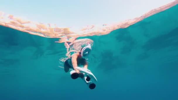 Hluboké Podvodní Potápění Moderním Skútrem — Stock video