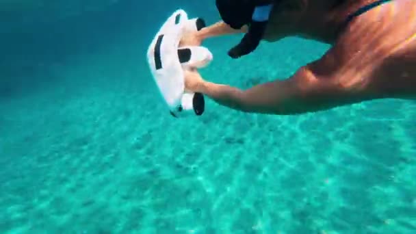 水下滑板车妇女使用现代创新潜水工具游泳 — 图库视频影像