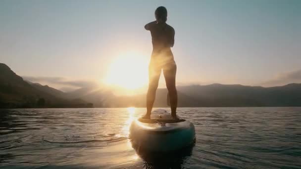 Mujer Silueta Agua Tabla Sup Paddle Boarding Cámara Lenta — Vídeos de Stock