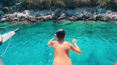 Çocuk suya atlıyor, denizde yüzüyor. 4K