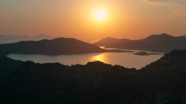 Sakin adalar üzerinde nefes kesici bir günbatımı manzarası, ustaca sergilenen doğası sersemletici güzellik ve sakinlik