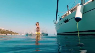 İnanılmaz bir yaz gezisi macerasının ve güzel gök mavisi sularda eğlenceli bir dalış deneyiminin tadını çıkar.