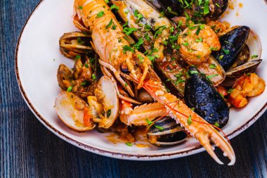Deniz ürünleri tabağı. Langoustine, vongole, karides, karides, midye, midye