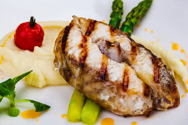 Grilled Fish Mashed Potatoes Asparagus White Plate — Stock Photo, Image