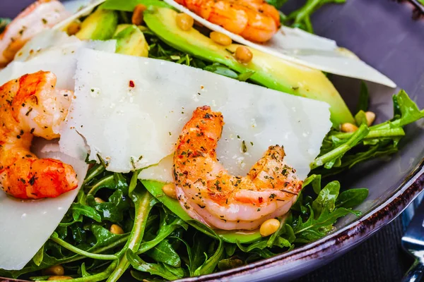 新鲜的沙拉碗 配上牛油果 意大利芝士和松仁 健康食品 饮食菜单 图库图片