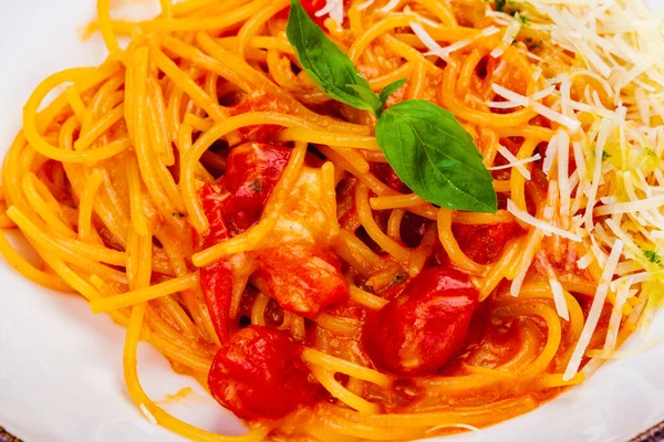 意大利传统面食 白盘上有西红柿 意式奶酪和罗勒 图库照片