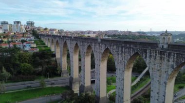 Lizbon su kemeri, panoramik drone görüntüsü, etkileyici kemerler, aşağıdaki yollar, canlı şehir manzarası, renkli binalar..