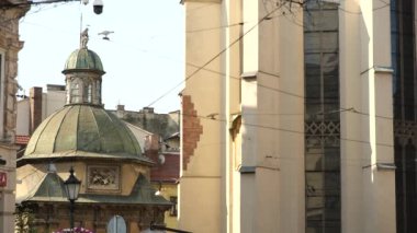 Lviv, Ukrayna 'daki tarihi bina. Duvarlarda sabah güneşi.