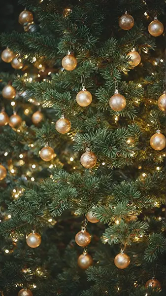 Güzel dekore edilmiş bir Noel ağacına yakın çekim. Işıl ışıl ışık ve süsler ve yemyeşil dallar. Sıcak ve şenlikli bir tatil atmosferi yaratıyor..