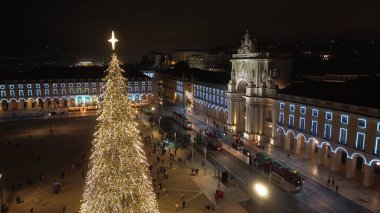 Lizbon 'da gece vakti aydınlatılmış Noel ağacı. Hava manzarası, şenlikli aydınlatma.