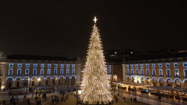 Lizbon 'da gece vakti aydınlatılmış Noel ağacı. Hava manzarası, şenlikli aydınlatma.