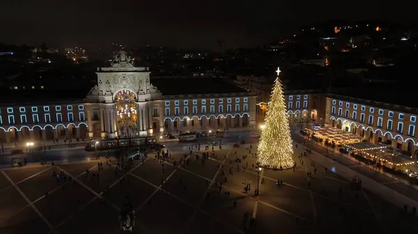Lizbon 'da gece vakti aydınlatılmış Noel ağacı. Hava manzarası, şenlikli aydınlatma.