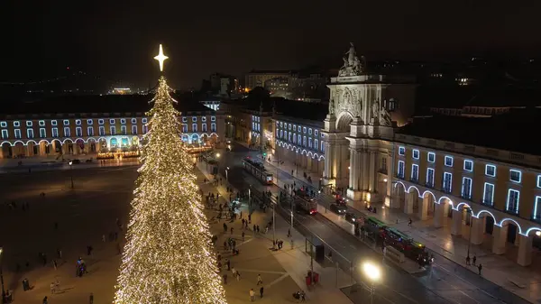 Lizbon 'da gece vakti aydınlatılmış Noel ağacı. Hava manzarası, şenlikli aydınlatma.