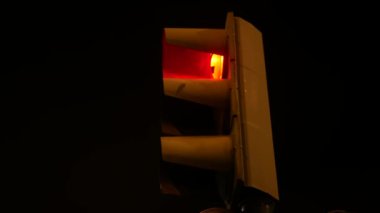 Kırmızı ve yeşil arasında değişen trafik ışığı. Gece vakti.