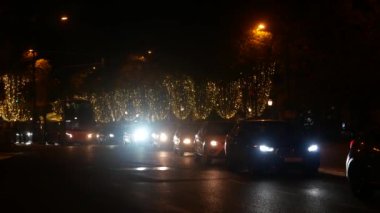 Avenida da Liberdade, gece aydınlatma dekorasyonuyla. Lizbon, Portekiz. 1 Aralık 2024