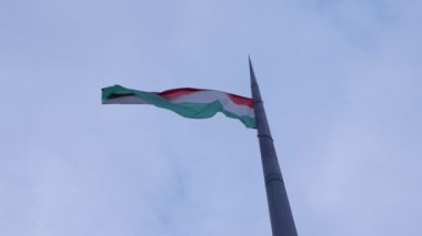 Macaristan bayrağı rüzgarda dalgalanır..