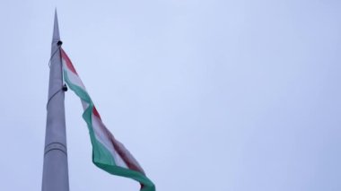 Macaristan bayrağı rüzgarda dalgalanır..