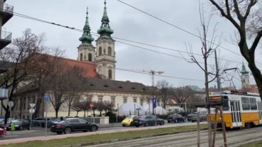 Budapeşte, Macaristan 'da eski bir tramvay bir caddeden geçiyor. 12.25.2024