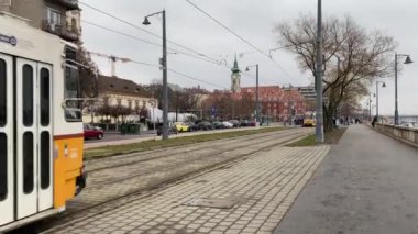Budapeşte, Macaristan 'da eski bir tramvay bir caddeden geçiyor. 12.25.2024