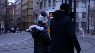 Budapeşte, Macaristan 'da eski bir tramvay bir caddeden geçiyor. 12.25.2024