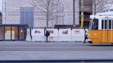 Eski tramvaylar birbirine doğru gidiyor. Budapeşte, Macaristan. 