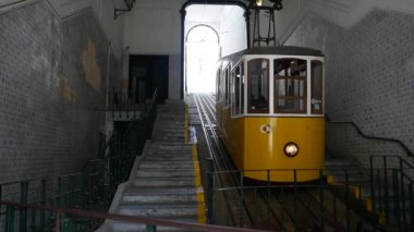 Bica Funicular, Ascensor da Bica. Alt durak. Boş istasyon. Yolcu bekliyoruz. Lizbon, Portekiz. 06.20.2021
