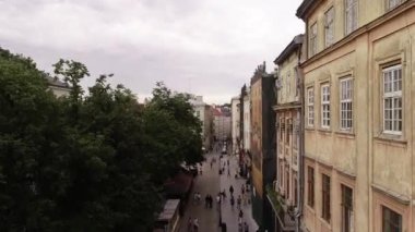Drone, Lviv, Ukrayna 'daki Rynok Meydanı' nın tarihi binalarına doğru yola çıkıyor. 15 Haziran 2021.