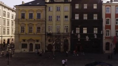 Drone, Lviv, Ukrayna 'daki Rynok Meydanı' nın tarihi binalarına doğru yola çıkıyor. 15 Haziran 2021.